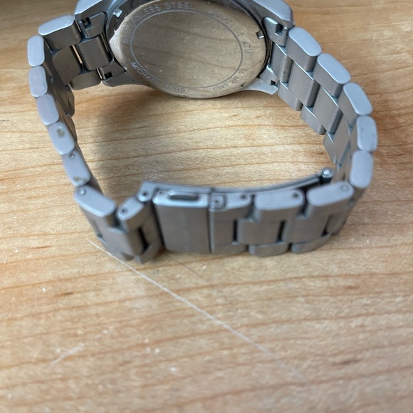 Michael Kors mens watch needs a battery other than that in great contion - Picture 2 of 3